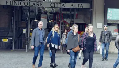  ??  ?? In viaggio Spesso i turisti preferisco­no salire in Città Alta con la funicolare, più suggestiva rispetto ai pullman