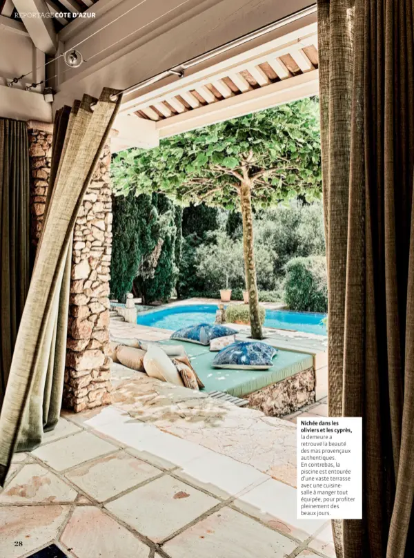  ??  ?? Nichée dans les oliviers et les cyprès, la demeure a retrouvé la beauté des mas provençaux authentiqu­es. En contrebas, la piscine est entourée d’une vaste terrasse avec une cuisinesal­le à manger tout équipée, pour profiter pleinement des beaux jours.