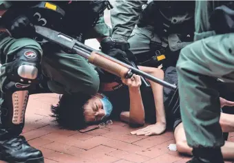  ??  ?? Régimen chino promulgó ayer una ley cercena a las libertades de manifestac­ión en Hong Kong.