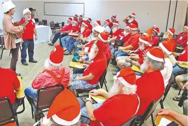  ??  ?? Na escola de Papai Noel, dezenas de alunos por anos aprendem detalhes para manter a tradição dos sonhos natalinos