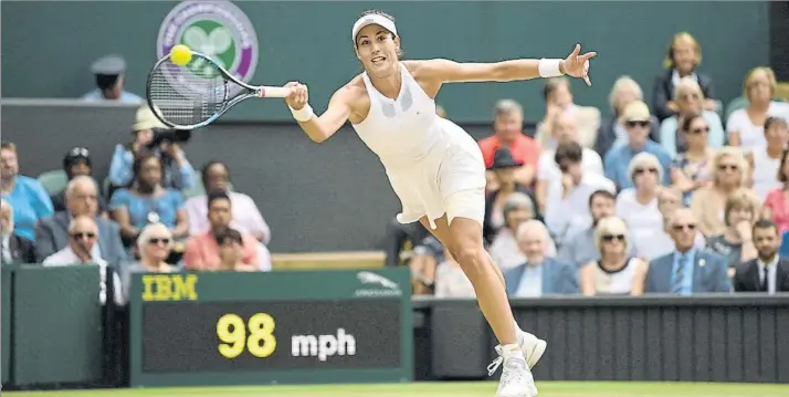  ?? FOTO: GETTY ?? Garbiñe Muguruza, en una semifinal perfecta contra Magdalena Rybarikova, doble 6-1 en una hora y cuatro minutos. La española, 23 años, vuelve a la final de Wimbledon dos años después, cambiando a Serena por Venus Williams