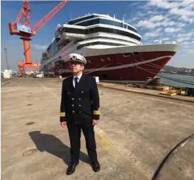  ?? FOTO: VIKING LINE ?? Befälhavar­en Ulf Lindroos har tagit kommandot över Viking Glory. Han kastade i går loss från Xiamen i Kina och styr fartyget mot Finland.