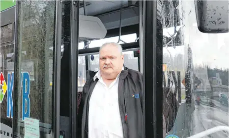  ?? FOTOS: LUKAS M. HEGER ?? Josef Strobel fährt aus Überzeugun­g Bus – momentan aber mit wenigen Fahrgästen.