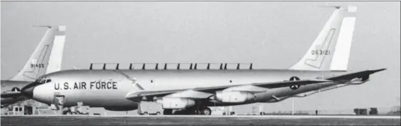  ?? DR/ COLLECTION ROBERT S. HOPKINS ?? Les deux KC-135R (55-3121 et 59-1465) impliqués dans l’opération Burning Light à partir de 1966. Ils suivaient chaque année pendant l’été les tirs nucléaires français.
