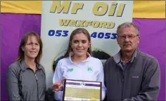  ??  ?? Marie Mooney of Mr Oil (sponsors), Aoife Cloke-Rochford (August athlete of the month), and Paddy Morgan (Athletics Wexford).