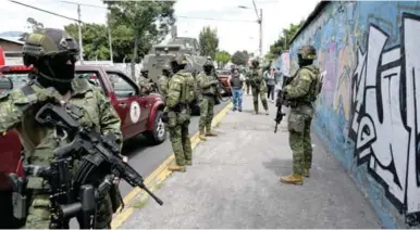  ?? ?? MILITARIZA­CIÓN. Las fuerzas de seguridad ecuatorian­as realizaron operativos en Quito y Guayaquil.