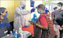  ?? ANSHUMAN POYREKAR/HT PHOTO ?? A health worker screens a resident in Parel on Thursday.