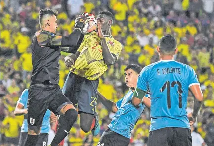  ?? AFP ?? Neutraliza­do y débil en sus intencione­s de ataque resultó el equipo de Colombia en la mayor parte del partido ante los uruguayos.