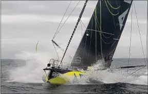  ??  ?? Le skippeur d’Apivia est de nouveau leadeur d’une course très serrée.