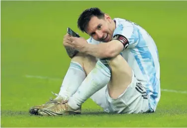  ??  ?? Messi hace una videollama­da con su familia después de la final de la Copa América en Maracaná.