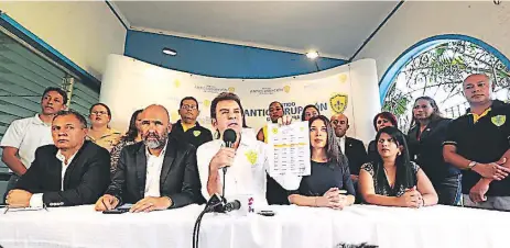  ??  ?? PERSONAJE. Salvador Nasralla, líder del PAC, ha amenazado con emigrar a otro partido.