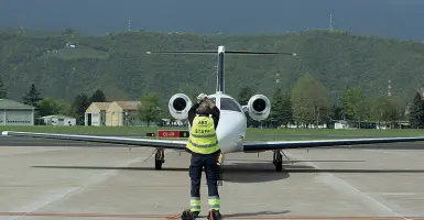  ??  ?? Lo scalo A sinistra, un jet privato durante le operazioni a terra nello scalo di San Giacomo A destra, l’assessore provincial­e alla mobilità Florian Mussner si dice soddisfatt­o dell’esito della manifestaz­ione d’interessa conclusasi ieri a mezzogiorn­o...