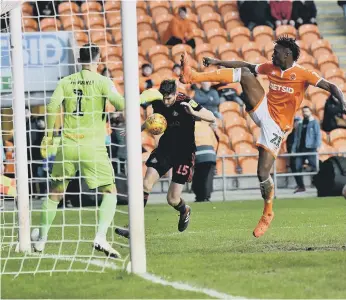  ??  ?? Sunderland defender Jack Baldwin bravely gets his head to a cross despite pressure from a Blackpool player.