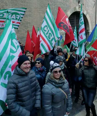  ??  ?? Il presidio davanti la prefettura Lavoratori Melegatti e sindacalis­ti l’altro ieri durante l’incontro sull’azienda