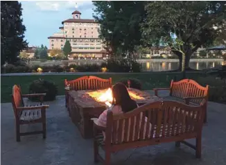  ??  ?? Colorado Springs: le Broadmoor, au pied du mont Cheyenne. En saison, 2000 personnes travaillen­t dans cet hôtel historique.