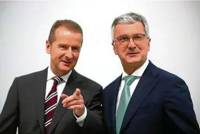  ?? Foto: Reuters ?? Richtungsw­eisend: Im Mai verstanden sich Vw-chef Herbert Diess (l.) und Audi-chef Rupert Stadler noch gut.