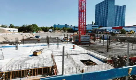  ?? Foto: Silvio Wyszengrad ?? Ein Blick auf die Baustelle des Toni Park, rechts ist das Bürocenter Messe zu sehen.