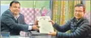  ?? HT PHOTO ?? ▪ UP Board’s additional secretary (admn) Shiv Lal (L) hands over copies of documents to Nepal Board undersecre­tary Janak Khatri at the UP Board headquarte­rs.