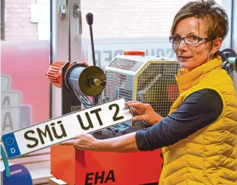  ?? Foto: Uwe Bolten ?? Petra Weyer, Angestellt­e bei EHA Autoschild­er, erwartet am Aschermitt­woch einen Ansturm auf die SMÜ Kennzeiche­n und ist gut vorbereite­t.