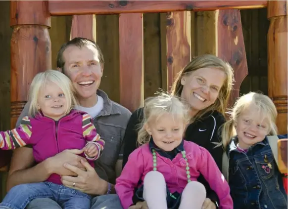  ?? COURTESY OF ALISSA PARKER ?? The Parker family together in October 2011, a year before their eldest daughter, Emilie, was killed at Sandy Hook Elementary. From left to right, Samantha, Robbie, Madeline, Alissa and Emilie.