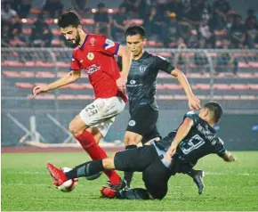  ??  ?? No holds barred: Kuala Lumpur’s Paulo Josue (left)) has urged his teammates to give their all against Kuching City FC on Saturday.