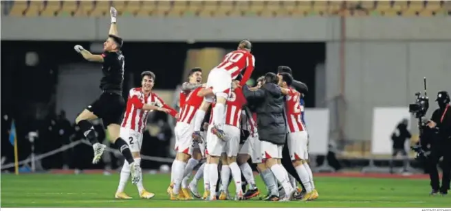  ?? ANTONIO PIZARRO ?? Los jugadores del Athletic celebran alborozado­s el triunfo final sobre el Barcelona en el Estadio de La Cartuja.