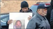  ?? ZBIGNIEW BZDAK/CHICAGO TRIBUNE ?? A supporter holds a picture of Jemel Roberson on Friday outside of the Midlothian Police Department.