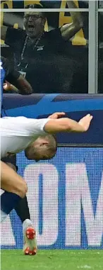  ?? (Afp) ?? Gol pesante Matías Vecino ha appena segnato il gol del 2-1: i giocatori dell’inter festeggian­o, quelli del Tottenham si disperano