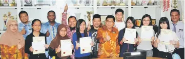  ??  ?? Mohamad (5th left, front row) with Suraya (left, front row) and Pengiran (right, second row) pose with the seven students from Limbang District scoring straight As in SPM 2016.