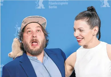  ?? HANNIBAL HANSCHKE/EFE ?? David Scheid y Anja Plaschg, intérprete­s de ‘The devil’s bath’, en la Berlinale.