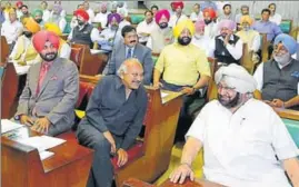  ?? PHOTOS: KESHAV SINGH/HT ?? (From right) Punjab chief minister Capt Amarinder Singh with cabinet ministers Brahm Mohindra, Navjot Singh Sidhu and other Congress legislator­s occupying the treasury benches on the first day of the 15th Vidhan Sabha in Chandigarh on Friday.