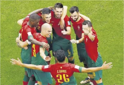  ?? Peter Cziborra / Reuters ?? Los jugadores de la selección portuguesa celebran uno de sus goles contra Suiza.