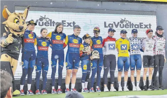  ?? FJYD ?? Ganadores de la segunda edición de la Vuelta a Extremadur­a Femenina tanto en las categorías individual­es como por equipos.