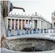 ?? Foto: A. Di Meo, dpa ?? Abgestellt­er Brunnen auf dem Peters platz im Vatikan.