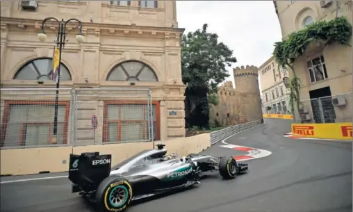  ??  ?? EL ESTRENO. Bakú celebró su primera carrera en 2016 y los pilotos, como Hamilton en la imagen, se enfrentaro­n a sus estrechas calles.