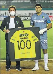  ??  ?? El arquero Armando Navarrete recibió un reconocimi­ento por sus 100 partidos con los Venados. A la izquierda, la celebració­n del gol