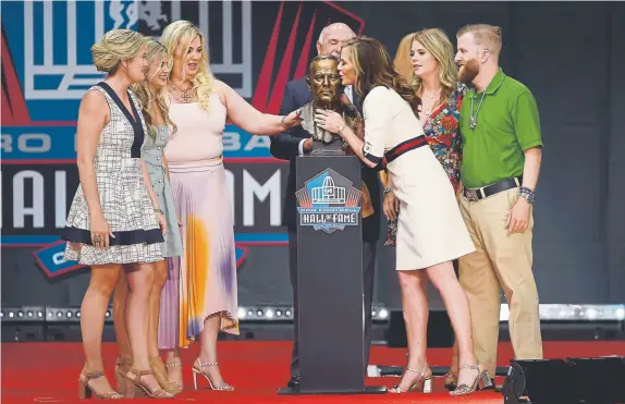  ?? Joe Amon, The Denver Post ?? Pat Bowlen’s daughter Beth Bowlen Wallace kisses the bust of her father at the Pro Football Hall of Fame induction ceremony Saturday night in Canton, Ohio. From left are Brittany Bowlen, Annabel Bowlen, Amie Bowlen Klemmer, Steve Antonopulo­s, Christina Bowlen and Patrick Bowlen.