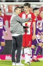  ?? BILD: SN/GEPA ?? Trainer Jesse Marsch macht Albert Vallci noch einmal heiß.