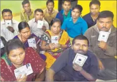  ??  ?? A gathering of the victims of the pyramid scheme company, Oscar, in Tapi with their passbooks.