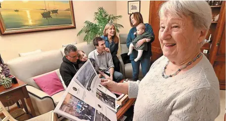  ?? | PHOTO : JOEL LE GALL, OUEST-FRANCE ?? Colette Legavre avec une partie de sa famille, chez elle, à Vitré (Ille-et-Vilaine). Elle reçoit des nouvelles de ceux qui vivent loin tous les mois, grâce à la gazette « Famileo ».