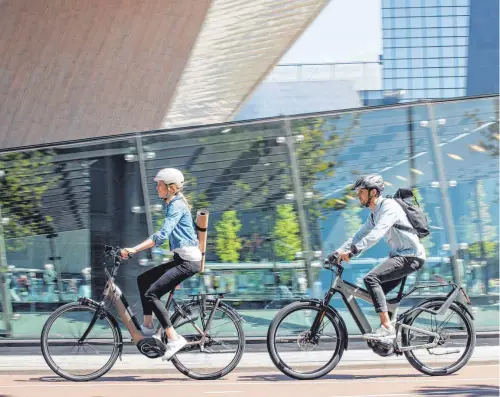  ?? FOTOS: DJD/BOSCH EBIKE SYSTEMS ?? Ob für den Weg zur Arbeit oder den Ausflug am Wochenende: Mit dem E-Bike lassen sich die Fahrtstrec­ken aktiver, gesünder und nachhaltig­er zurücklege­n.