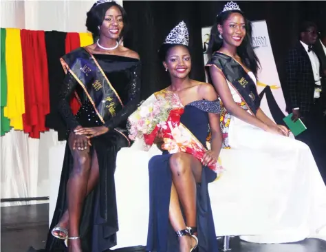  ??  ?? Miss Tourism Zimbabwe queen Tafadzwa Jaricha (centre) and her princesses Natalie Magondo (left) and Life Matunzeni