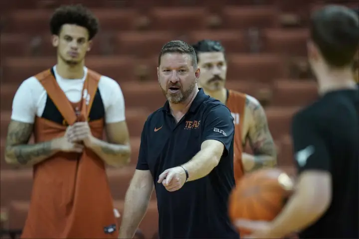  ?? Eric Gay The Associated Press ?? Texas head coach Chris Beard, center, directs a practice at the team’s facility Oct. 19 in Austin, Texas. Beard starts his season with the Longhorns with a roster loaded with transfers who collective­ly bring more than 750 games and nearly 8,000 points and 3,000 rebounds in their new program.