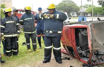  ?? Picture: ROB KNOWLES ?? CAREFUL WITH SUPPORT: Ndlambe fire and rescue services department senior supervisor Benny Mike, right, recently showed trainees how to handle and use the Jaws of Life, equipment intended to rescue victims of vehicle accidents who are trapped in wreckage