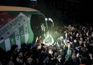  ?? ?? Festa L’accoglienz­a della squadra dopo la vittoria ad Andorra in semifinale