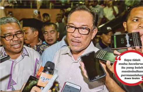  ??  ?? ANWAR mejawab pertanyaan media selepas menyampaik­an pidato khas sempena Seminar Malaysia Baharu di Wisma MUIS.