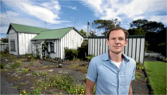  ?? ANDY JACKSON/STUFF ?? Victoria University heritage researcher Hamish Crimp in front of a Fishleigh Cottage, a historic house on Aubrey St in New Plymouth which was built around 1856-57.