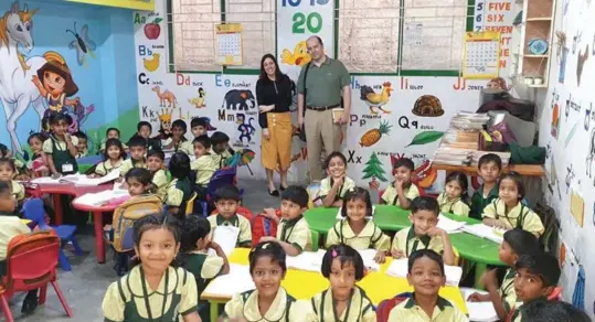  ??  ?? Teresa Boada y Agustín Vitórica, de Gawa Capital, en una escuela financiada por Varthana (India), una de las participad­as por Magallanes.