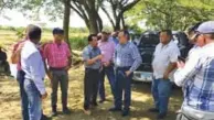  ?? CORTESÍA DE AGRICULTUR­A ?? Recorrido. El ministro Ángel Estévez habló con productore­s.