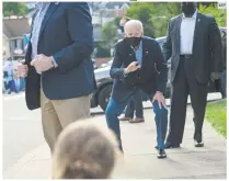  ?? AFP ?? BUSCA VOTOS. Joe Biden saluda a simpatizan­tes en las afueras de una estación de tren en Pensilvani­a, su Estado natal, pero en donde Trump se impuso en 2016.